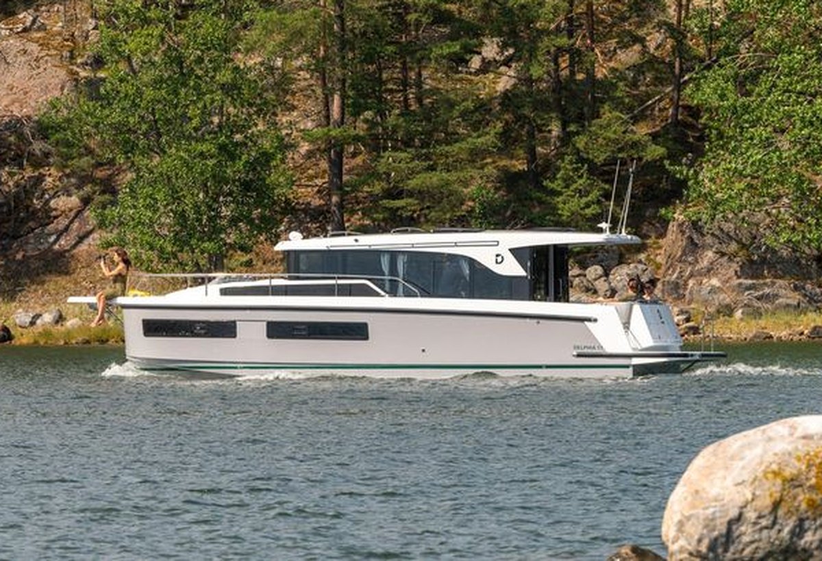 Delphia 11 Sedan under way